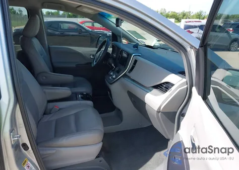 2015 Toyota Sienna Le 8 Passenger z USA, uszkodzony, nr VIN 5TDKK3DC7FS624148